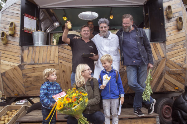 De winnende broertjes met hun moeder. Daarachter vlnr: John van der Kroon, Franz Rits en Arn Zuyderduin. Fotografie: Ton Kastermans