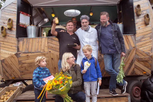 De winnende broertjes met hun moeder. Daarachter vlnr: John van der Kroon, Franz Rits en Arn Zuyderduin. Fotografie: Ton Kastermans