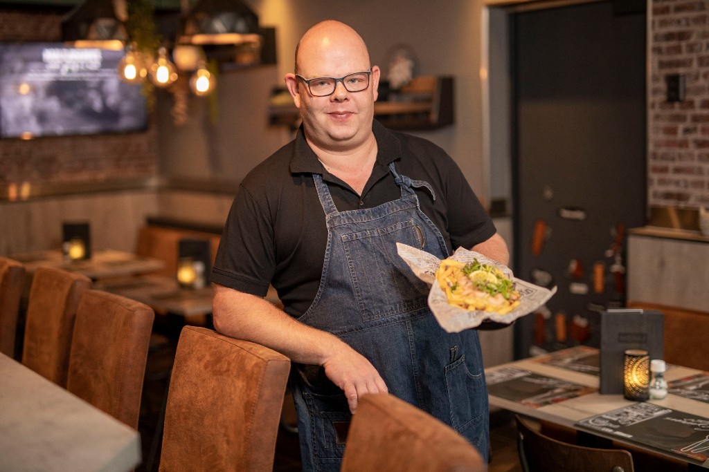 Eetwinkel 't Hoekje viert 50ste verjaardag uitbundig