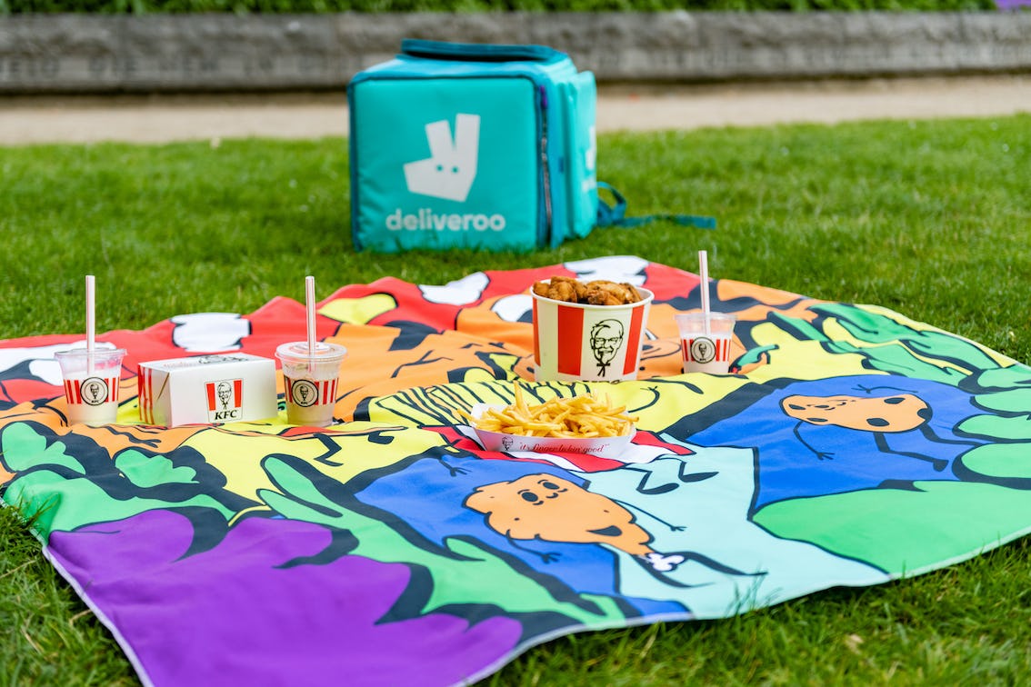 Deliveroo en KFC vieren Pride met speciaal picknickkleed