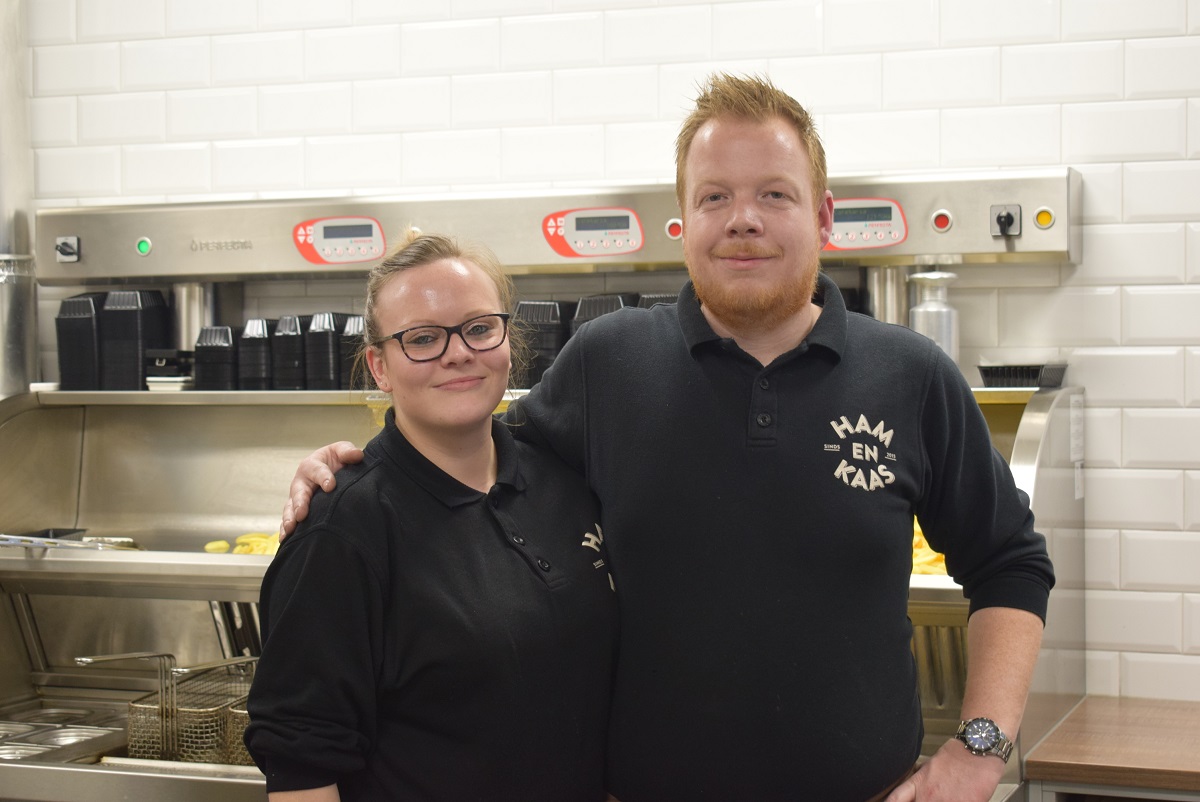 Pieter Smarius en zijn vriendin Claudia van Ierlant van Cafetaria Ham & Kaas in Tilburg