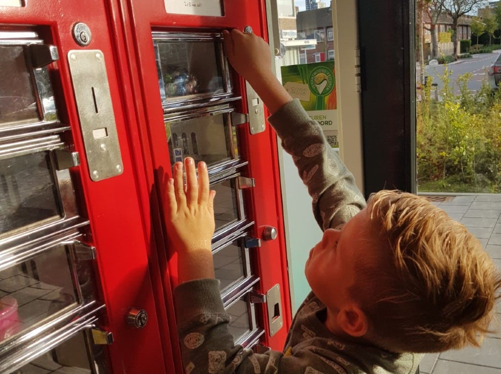 Plaza-ondernemers maken van retro snackautomaat een speelgoedautomaat