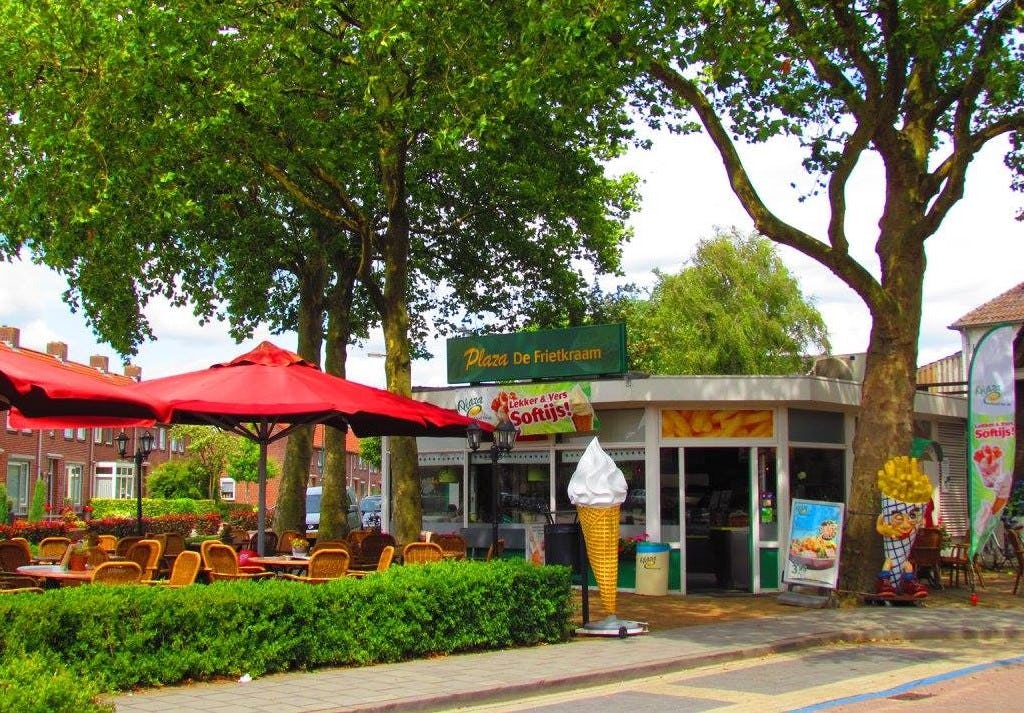 Ondernemers bouwen Plaza de Frietkraam om tot ijssalon en openen nieuwe cafetaria