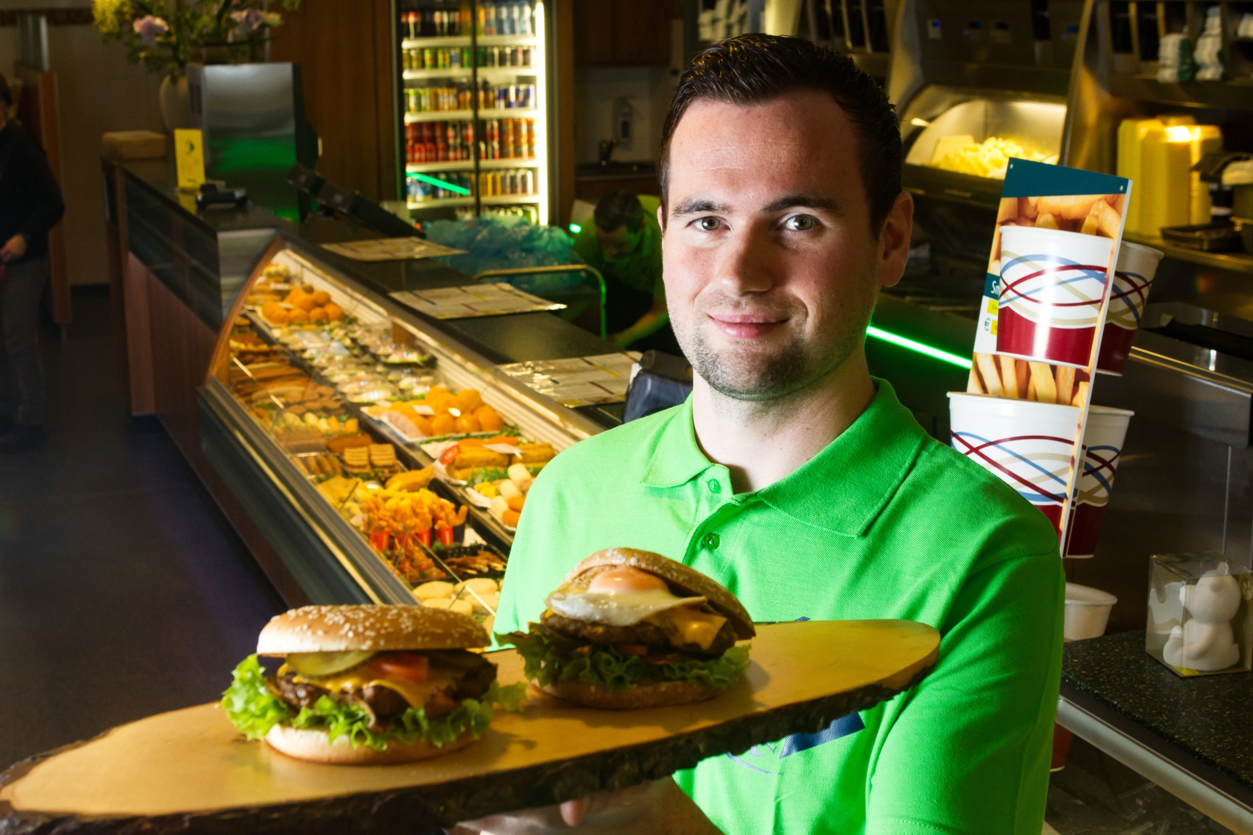 Mark van Gurp met de Colmschate Burger (links) en de Deventer Egg Burger. Fotografie: Foto Hissink.