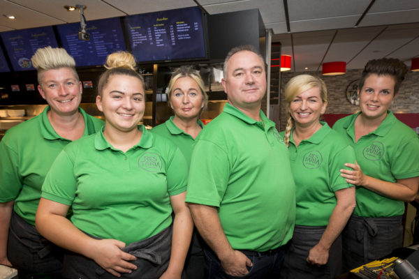 Het team van Restaria Boswinkel, met vooraan dochter Jennifer, Edwin Voets en naast hem zijn vrouw Nathalie. Foto: Koos Groenewold