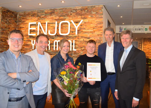 Broer en zus nemen twee Restaria's over en winnen startersprijs