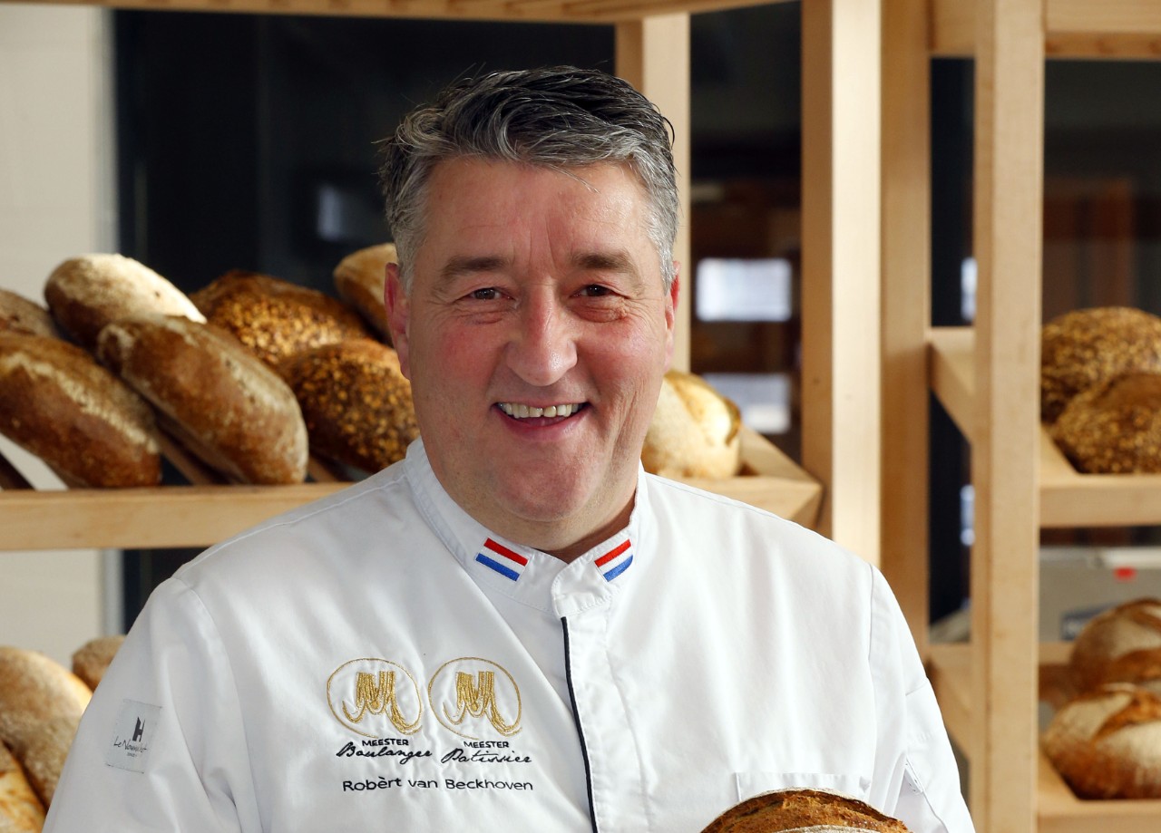 Heel Holland Bakt-presentator opent ijssalon