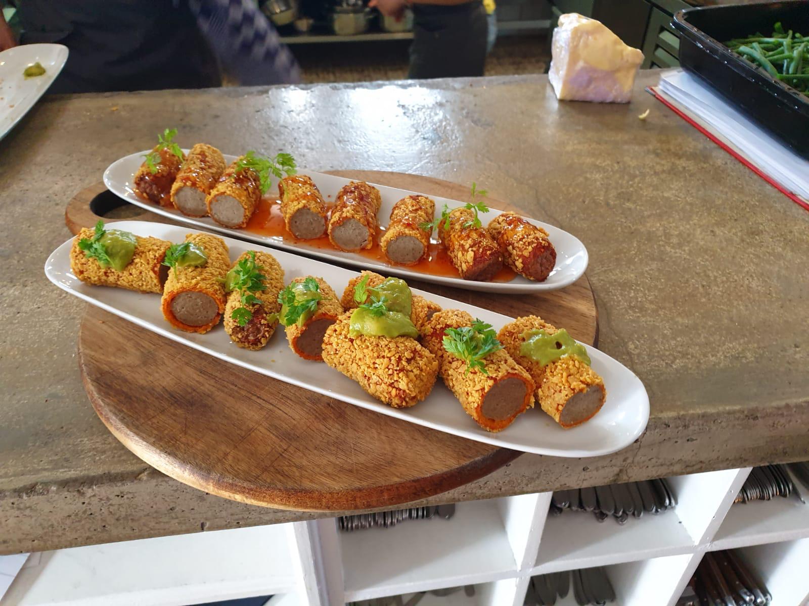 Roy's Krokantje geserveerd in stukjes met guacamole, en een variant met chili