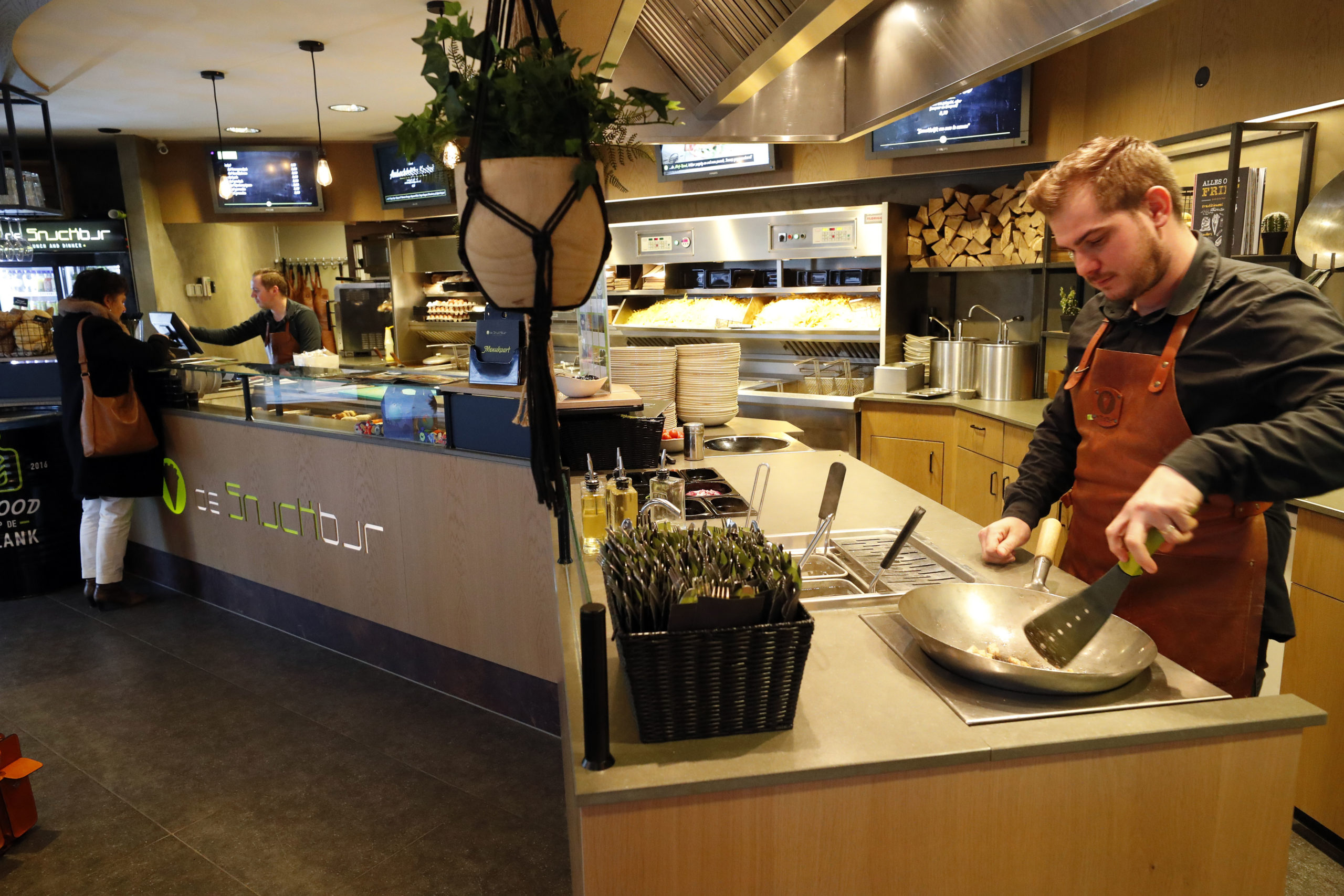 Van den Berkmortel vindt het belangrijk dat gasten kunnen zien hoe de gerechten worden gemaakt. © Fotopersburo Bert Jansen