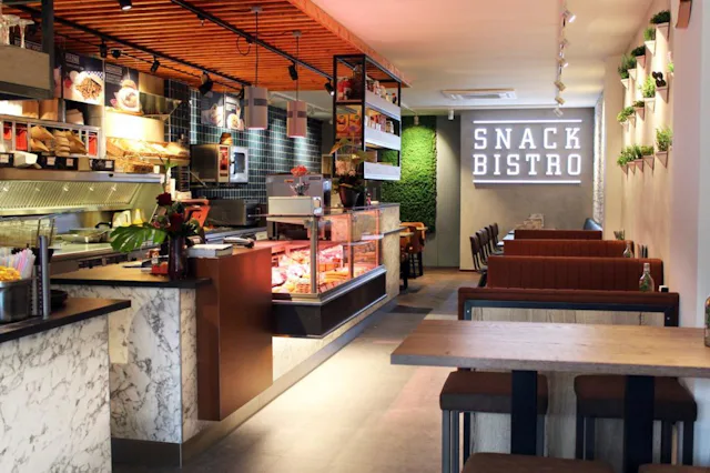 Snackbistro Stadhuisplein in Almere. Foto: Ton Kastermans