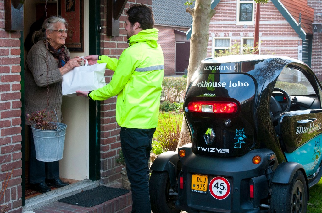 Oproep: 'Maak een praatje met je maaltijdbezorger'