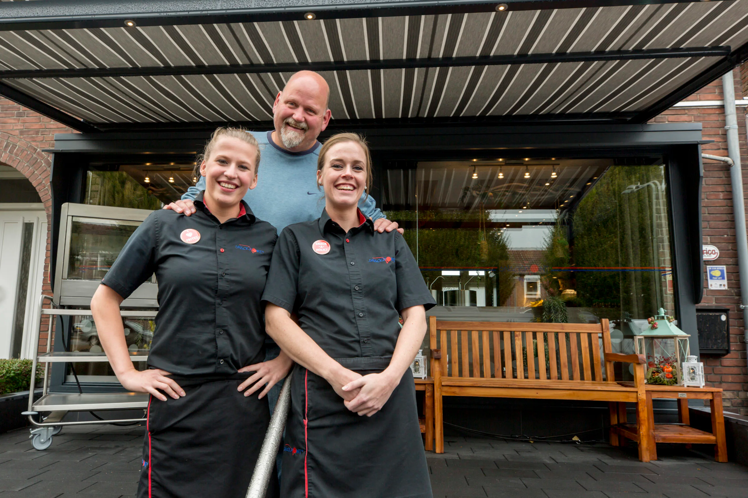 Roger Gielen met zijn protegés, Lestie Dams (links) en Bente Vallinga. Foto: Koos Groenewold.