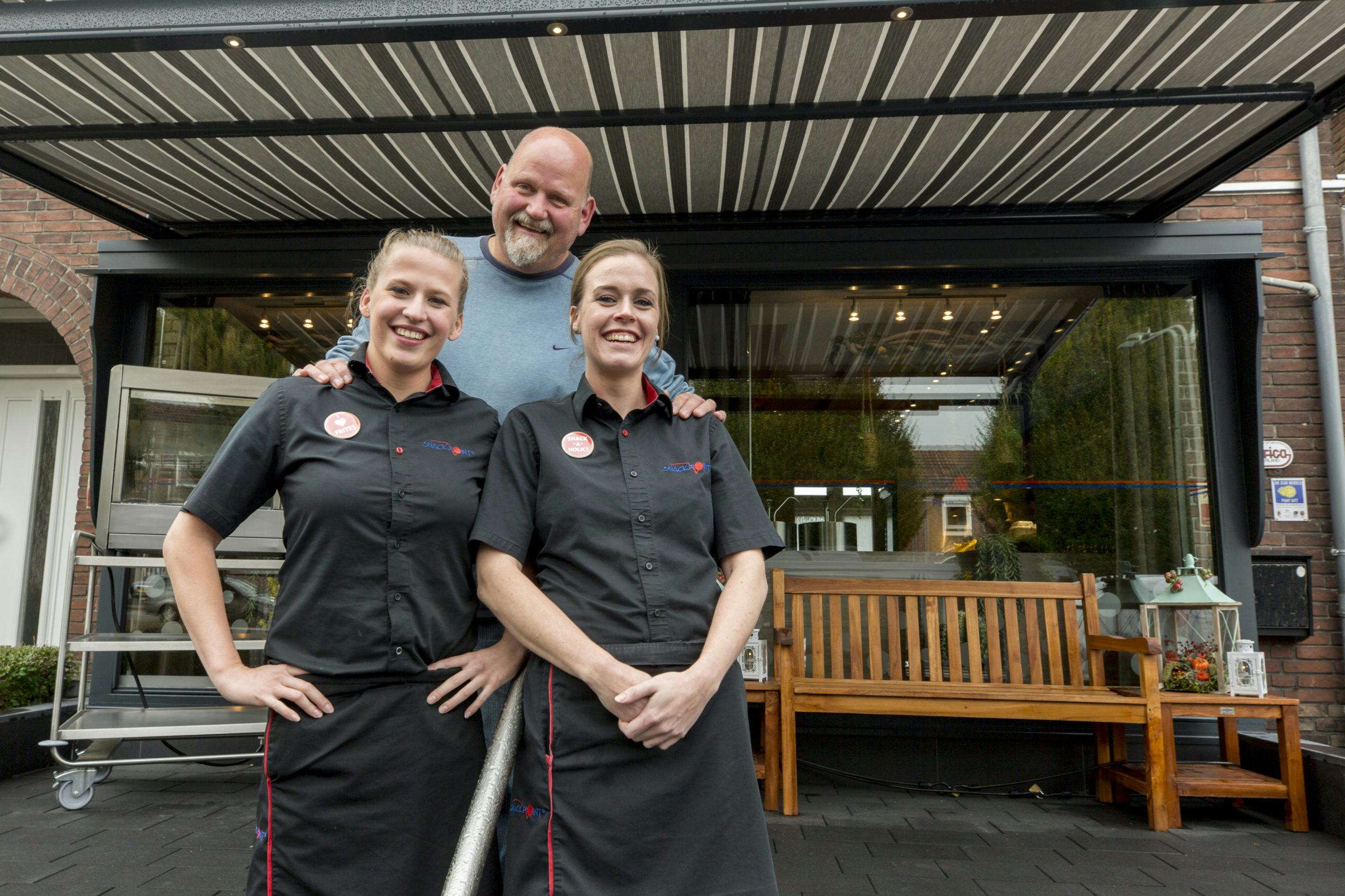 Roger Gielen met zijn protegés, Lestie Dams (links) en Bente Vallinga. Foto: Koos Groenewold.