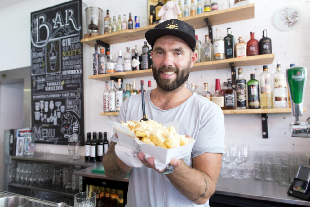 Kevin de Roos met friet Poutine. (C)Roel Dijkstra-Vlaardingen - Foto Dennis Wisse