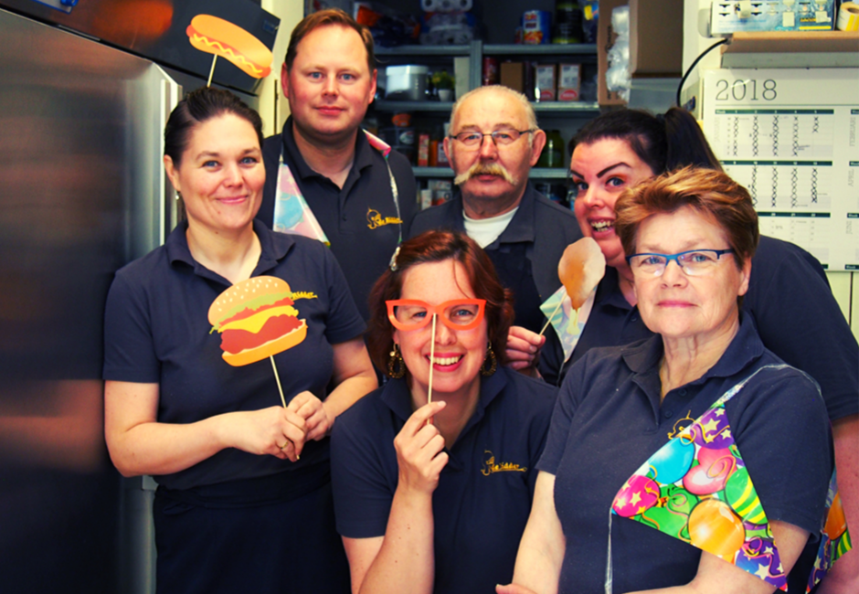 60 jaar Cafetaria de Ridder: 'Nog steeds friet in pannetjes mee naar huis'