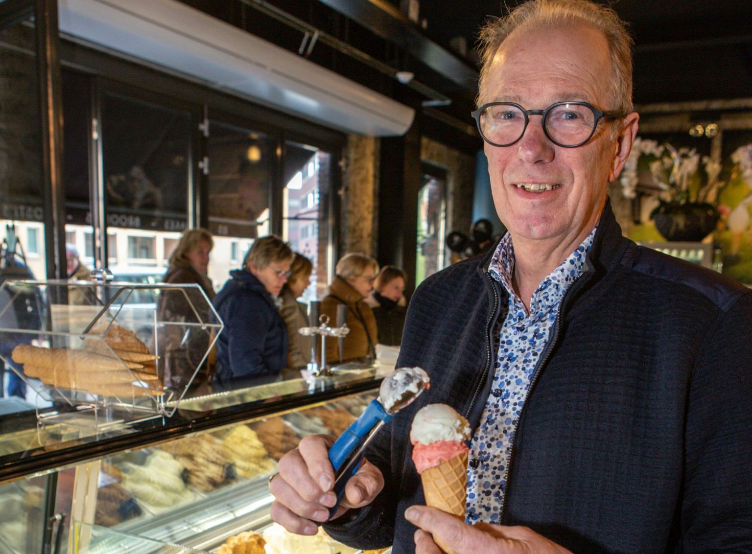 Teun Loonen, voorzitter Vereniging Ambachtelijk IJscentrum, bij de IJssalon van Breda.