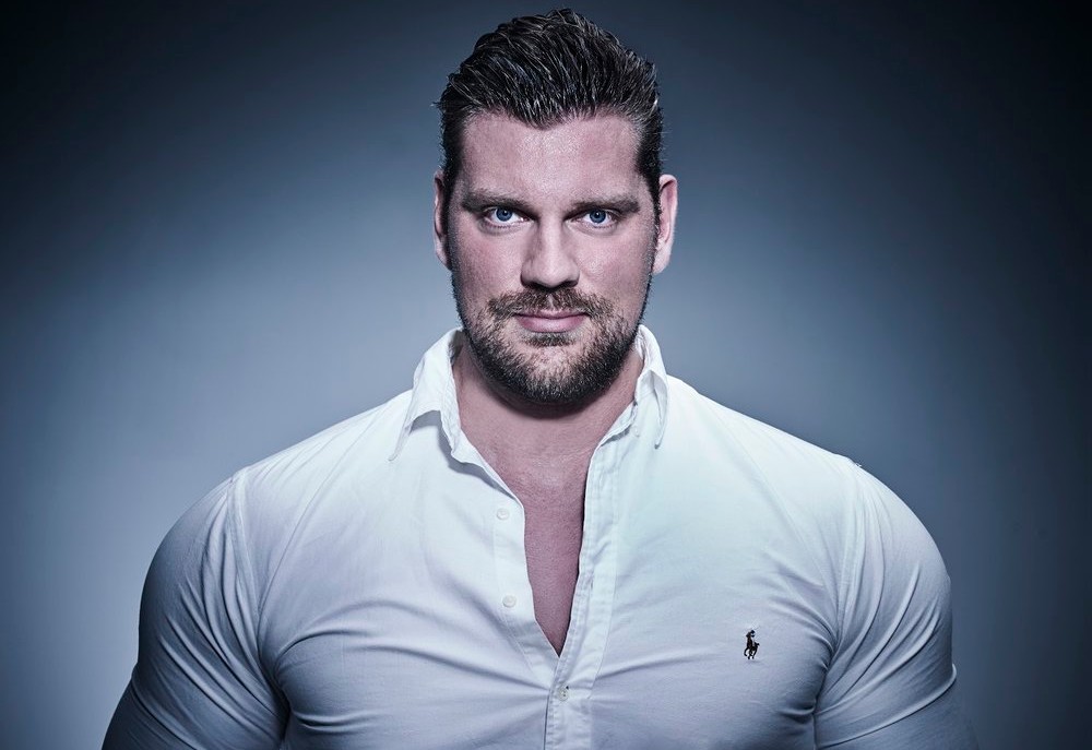 Hollywood-bodybuilder doet bij Burgers van Barneveld recordpoging hamburger eten