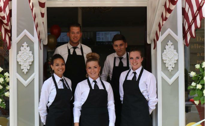 Het team van The Potato Bakery: Vooraan links medewerker Zoë, midden Marie-Antoinet, vooraan rechts medewerker Maud, Linksachter Tim van Kuppeveld en rechtsachter medewerker Derk. 