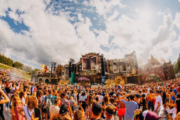 Gepensioneerde ondernemers verkopen 1100 kilo friet per dag op festival Tomorrowland