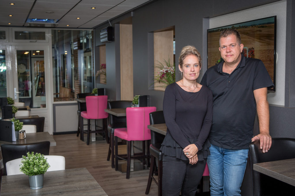 Eigenaren Kim en Edwin van Es in hun cafetaria in Rijsbergen. Foto: Peter Roek