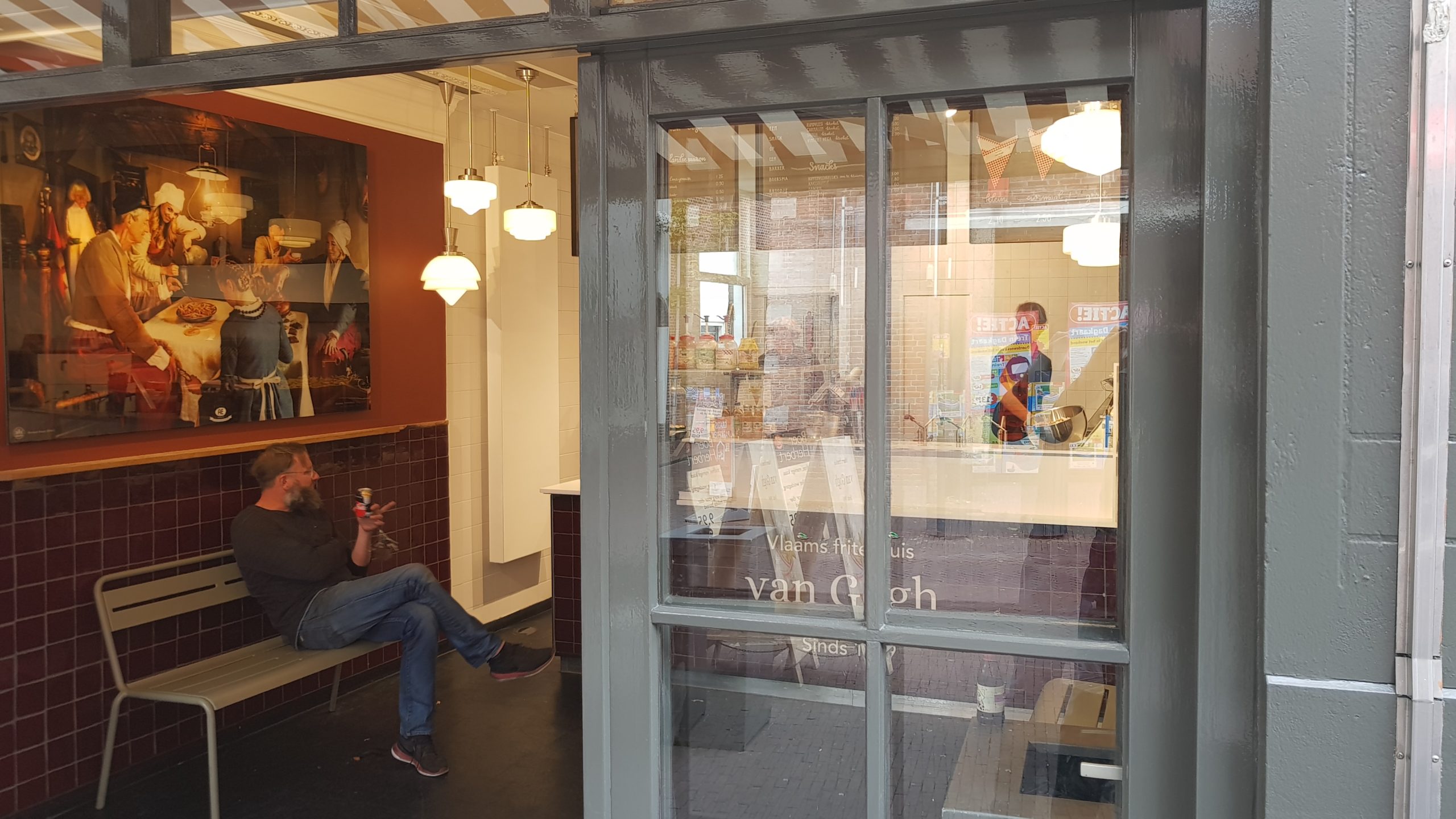 Vlaams friteshuis van Gogh in subtiel nieuw jasje