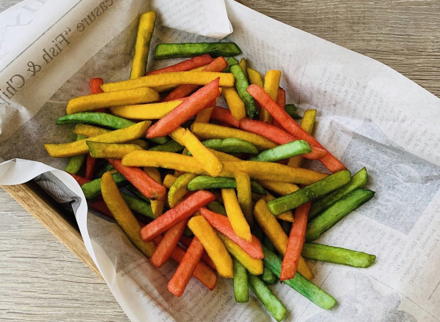 Eetwinkel Bebo komt met gekleurde Vastelaovend friet