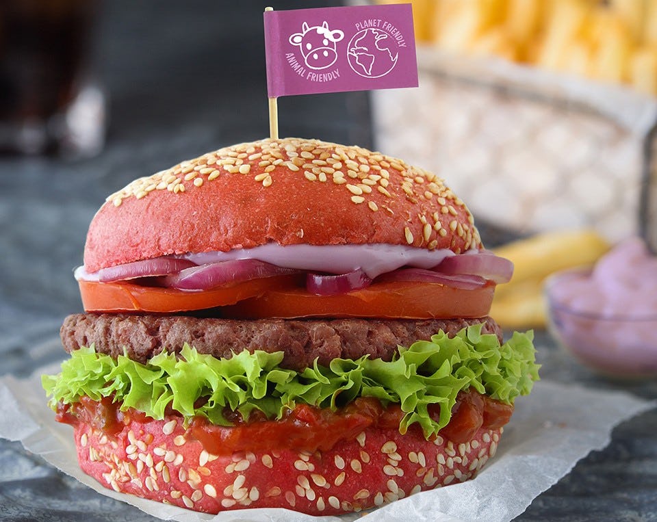 Family lanceert de Friendly Burger met paarse mayonaise