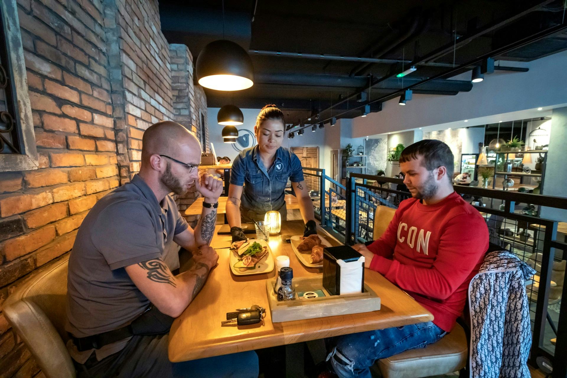 Ongekende omzetdaling horeca, fastfood minst hard geraakt