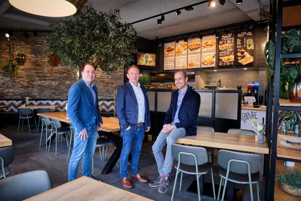  Tom Bijl (midden) met de nieuwe directieleden van Verhage Wesley Fok (links) en Hans Jonker bij Verhage Oud-Beijerland. (C) Roel Dijkstra Fotografie / Foto : Fred Libochant