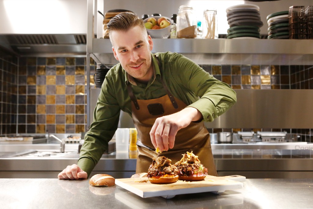Vincent Kuik aan het werk bij Lekkerrr by Amersfoort. Foto: Studio Kastermans -Daniëlle van Coevorden. 