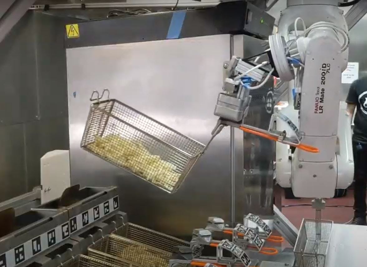 Eerste grote fastfoodketen laat robot friet en hamburgers bakken