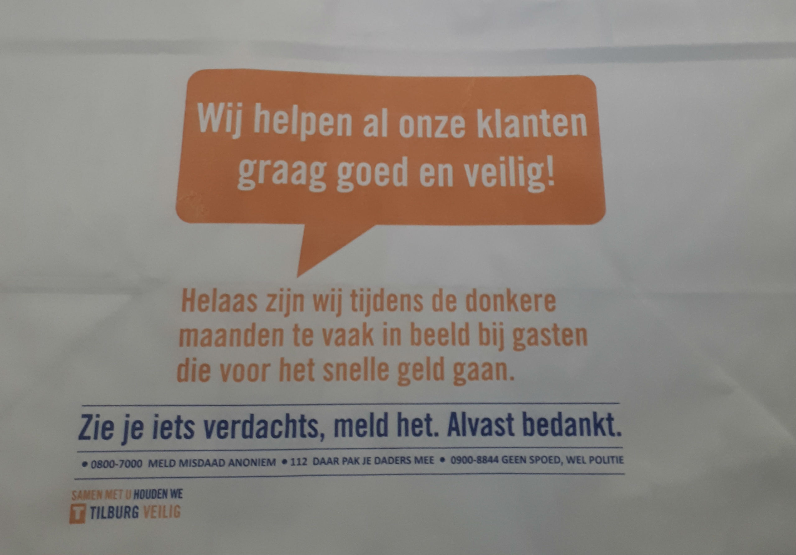 Politie Tilburg deelt afhaaltasjes uit aan cafetaria's met boodschap voor klanten