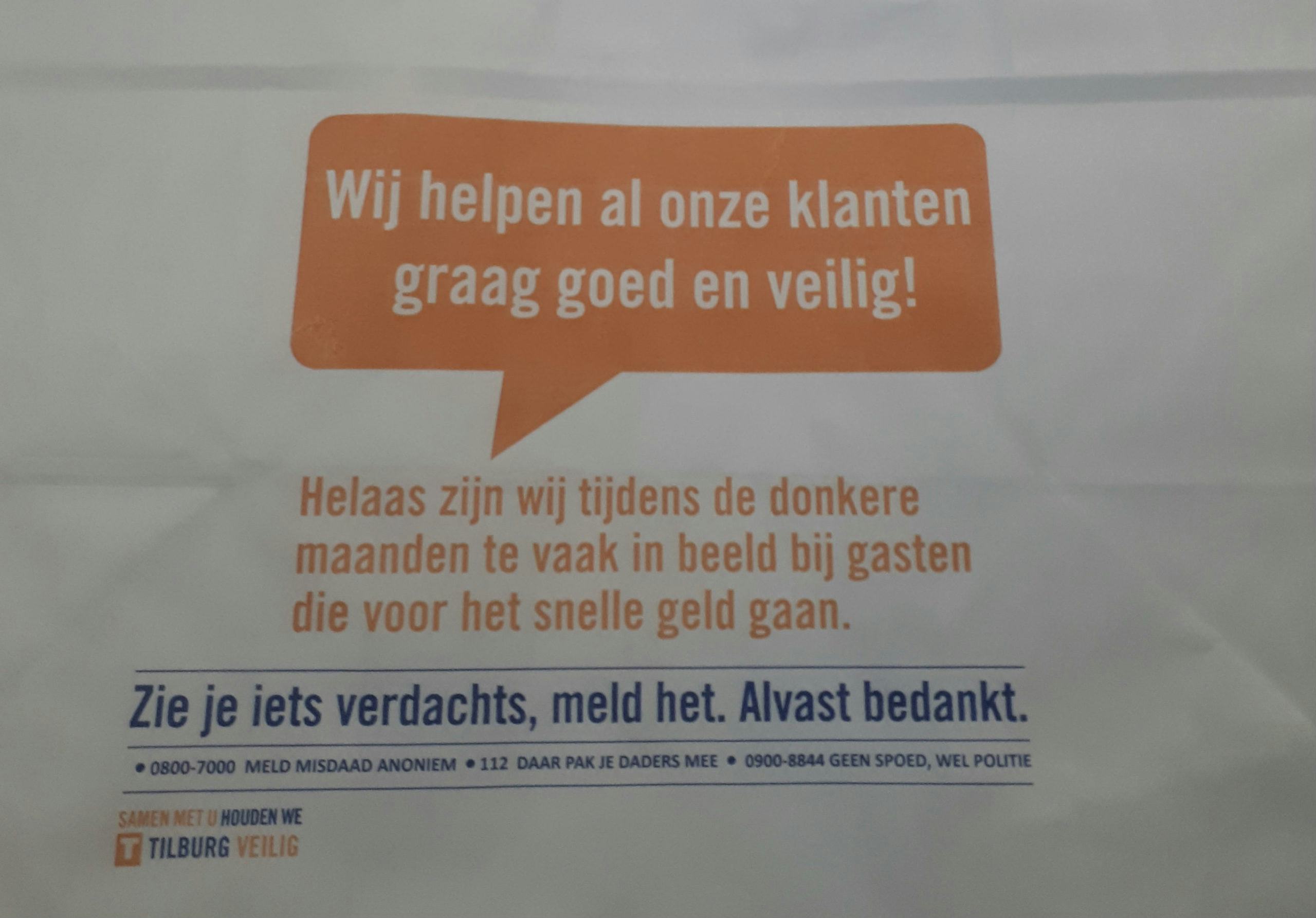 Politie Tilburg deelt afhaaltasjes uit aan cafetaria's met boodschap voor klanten