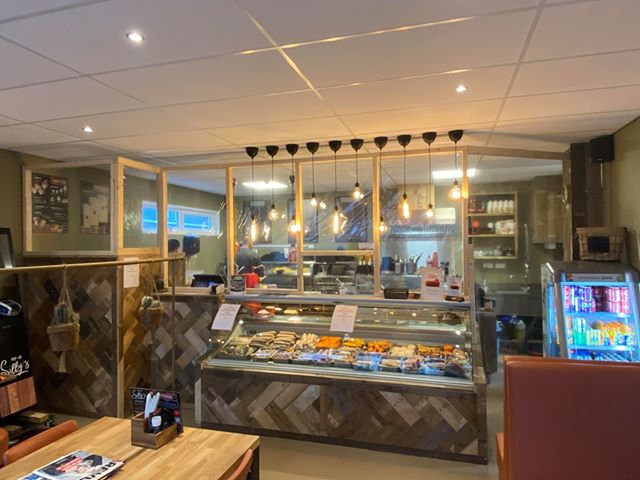 Ondernemer Robbert Lohstroh van snackbar Silly's in Berghem heeft zijn hele balie afgedekt met dik plastic.