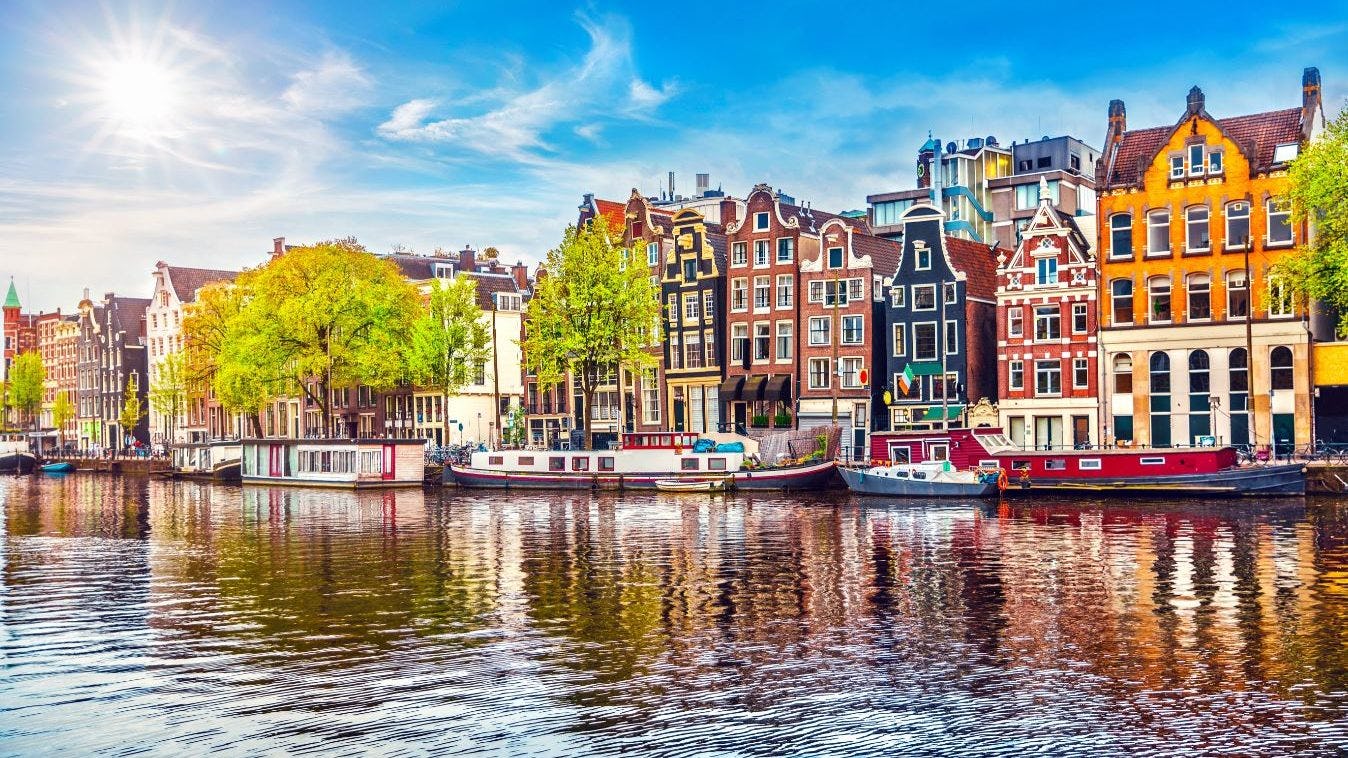 Amsterdam wil minder toeristische horeca en verbod op Airbnb in binnenstad