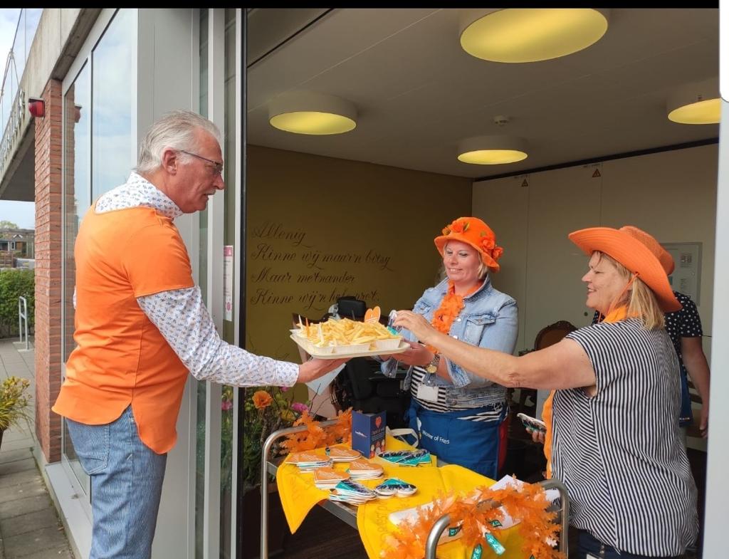 Onder andere wethouder Jan Dijkstra deelde frietjes uit. 