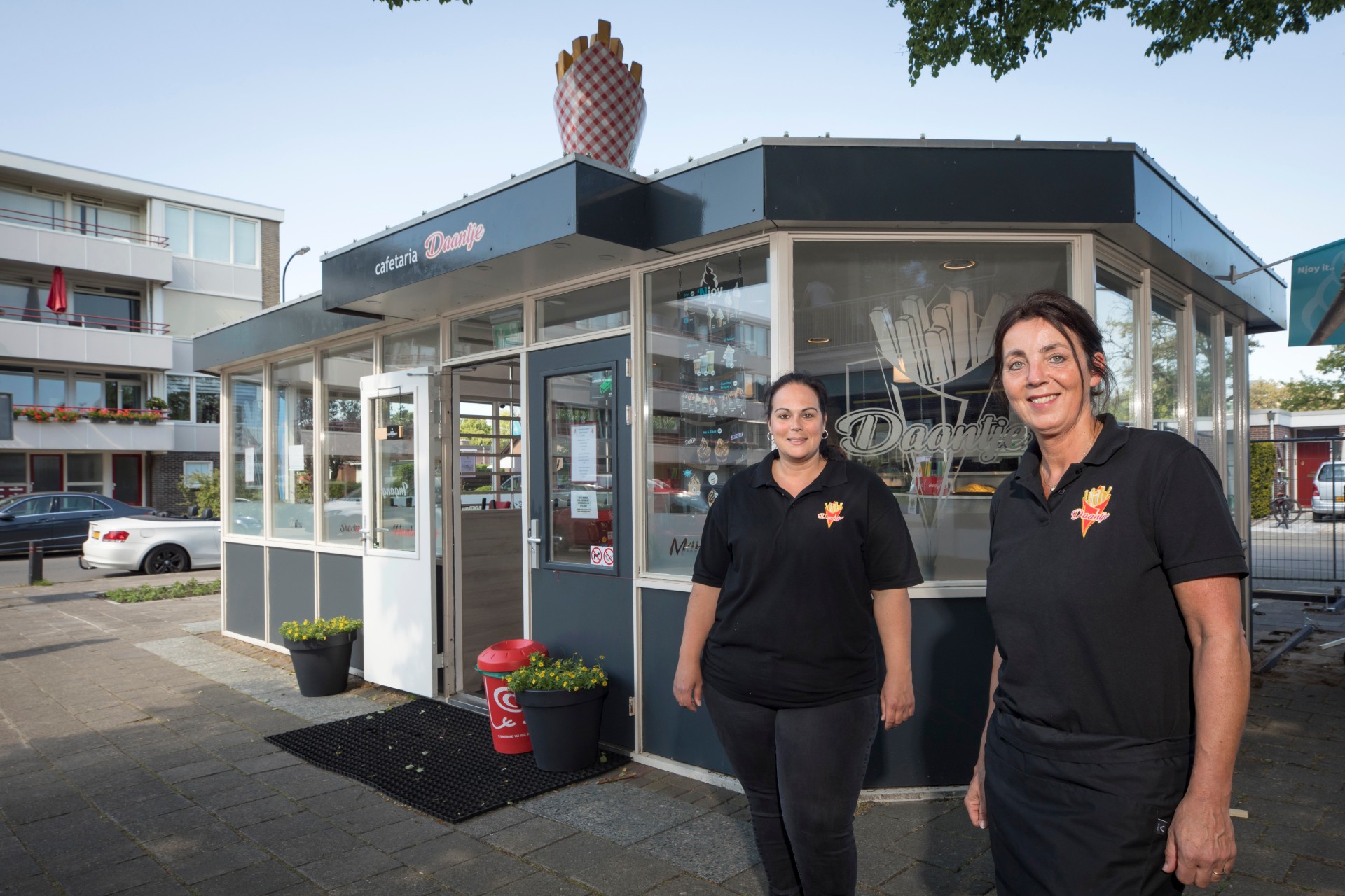 Chantal Dekker (links) en Daniëla Wassink van cafetaria Daantje in Apeldoorn Foto: Koos Groenewold.