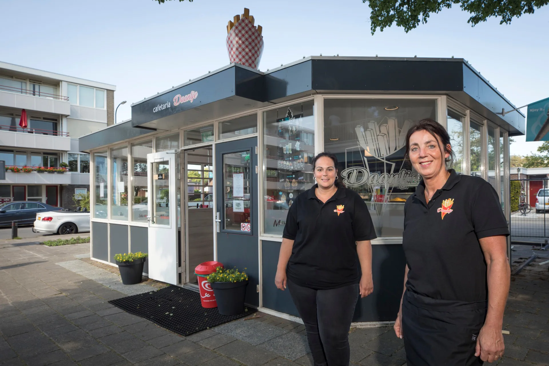 Chantal Dekker (links) en Daniëla Wassink van cafetaria Daantje in Apeldoorn Foto: Koos Groenewold.