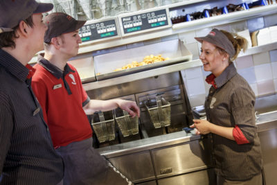 Jainy Ney van Verhage Kort Ambachtlaan in Zwijndrecht instrueert haar medewerkers. (c) Roel Dijkstra / Foto: Joep van der Pal 