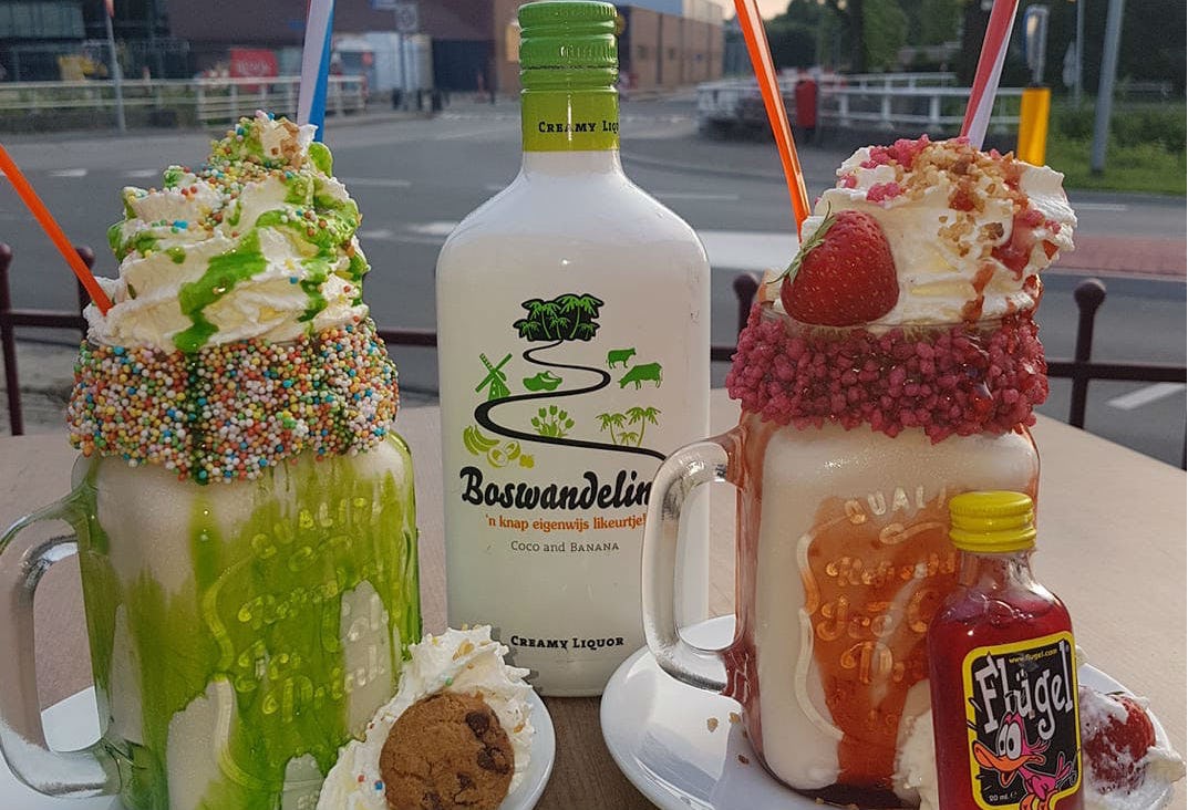 De freakshake Boswandeling (links) en Flügel.
