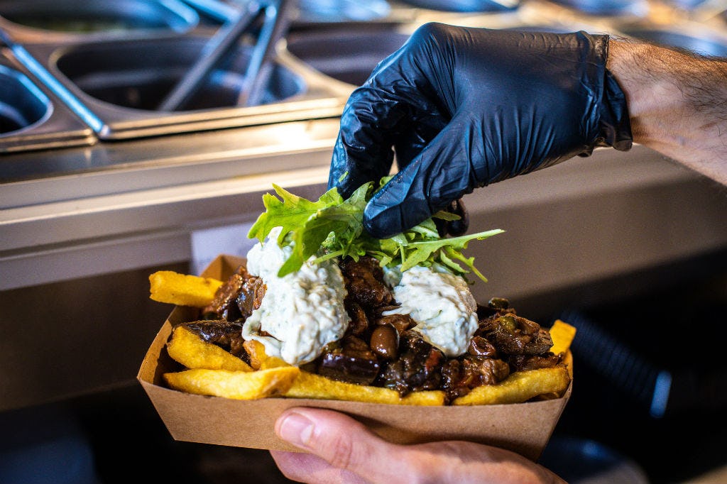 Frietje Caponata van Freddy Fryday in Amsterdam. Foto: Diederik van der Laan / Dutch Photo Agency