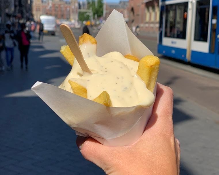 Frietzaak op Damrak waarborgt 1,5 meter met knoflooksaus