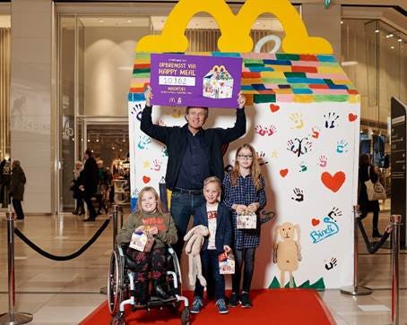 Robert ten Brink samen met Bindi, Luna en Jelte voor de Happy Meal box.