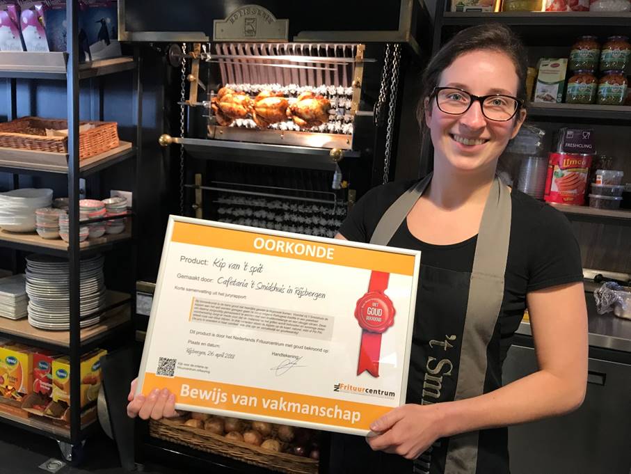 Dochter Esmee Adriaensen van ’t Smidshuis in Rijsbergen neemt met trots de oorkonde Met Goud Bekroond in ontvangst. 