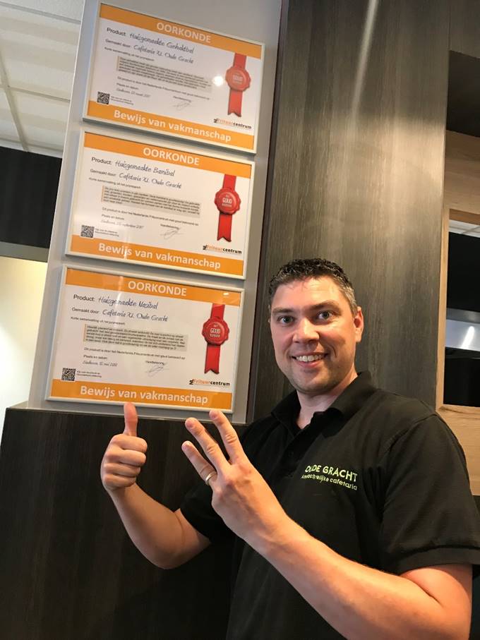 Bedrijfsleider Randy Adam met de drie oorkondes. Foto: Nederlands Frituurcentrum. 