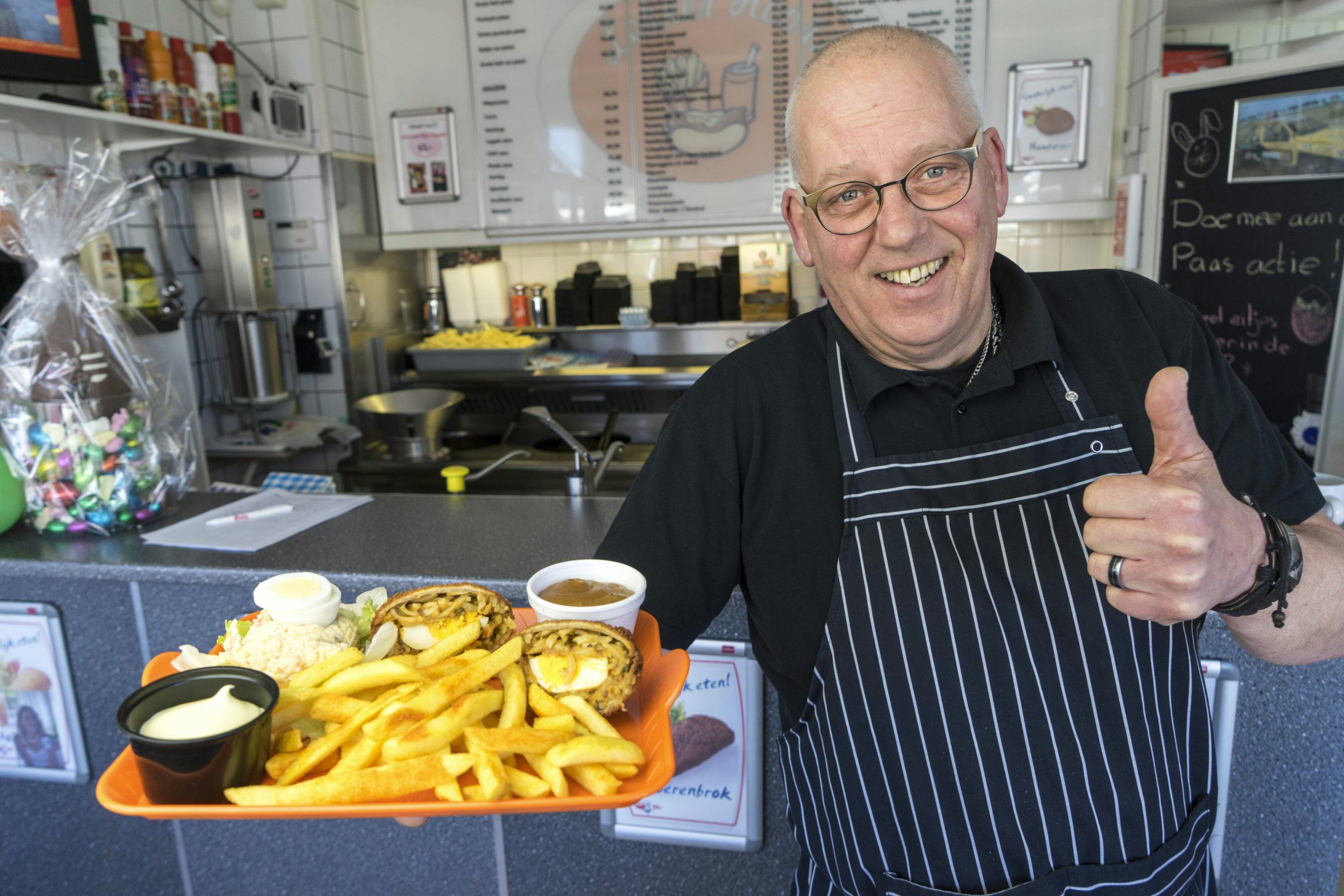 Ben Schuiling met de Bami Eierbal. Foto: Jan Willem van Vliet