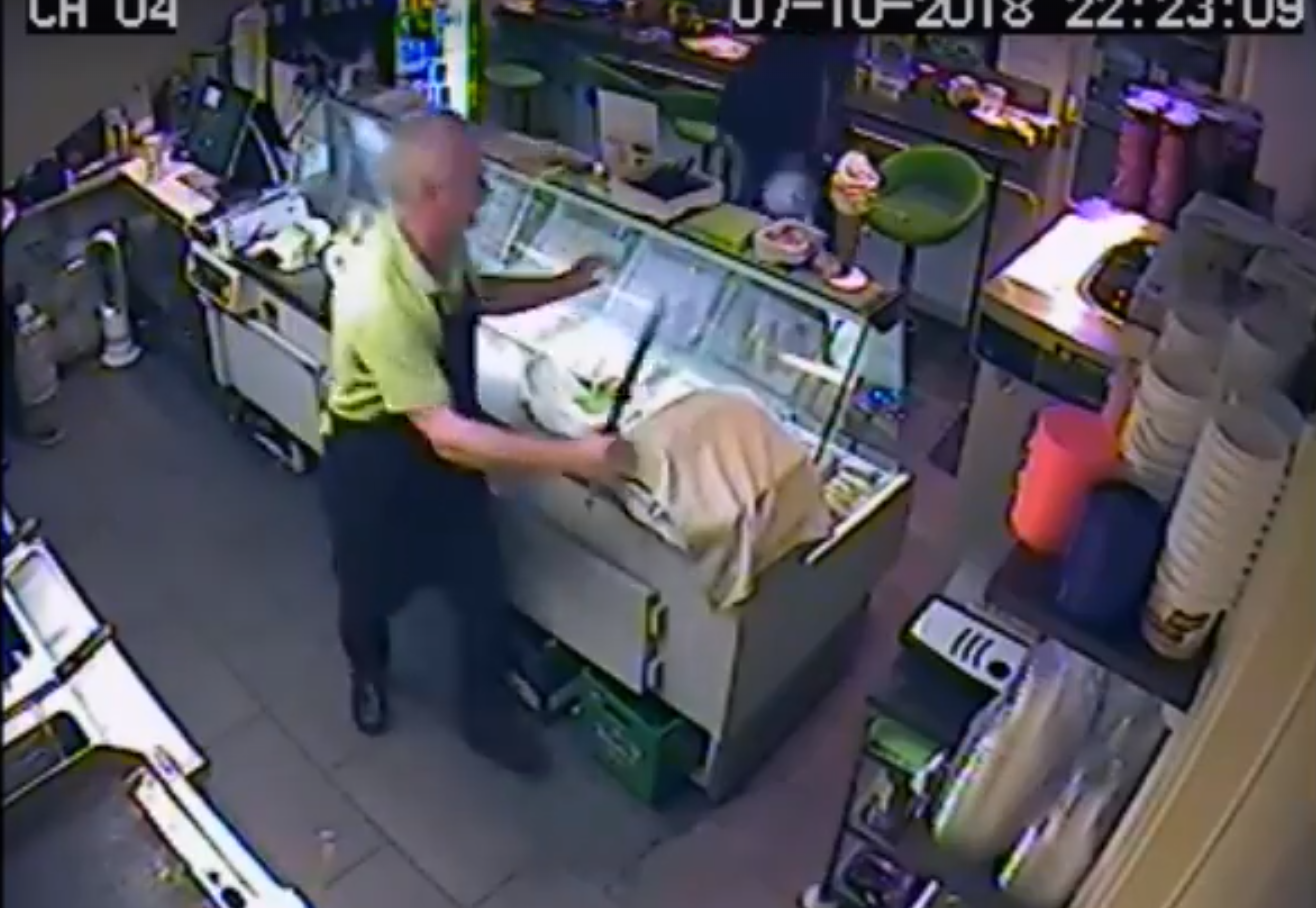 Medewerker cafetaria Onder de Linde jaagt overvaller de zaak uit met mes