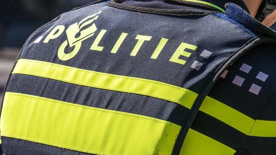Politie verricht aanhouding bij druk terras in Gelderse Laren
