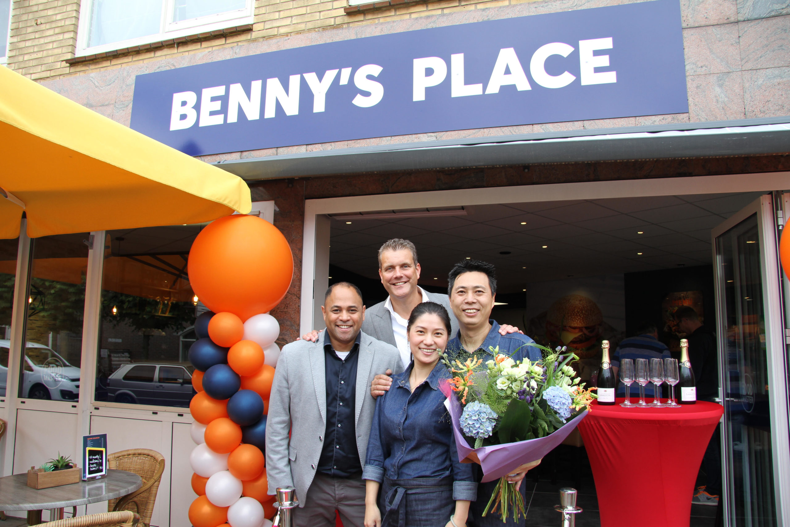 V.l.n.r: Moreno Soe-Ag-Nie en Gilbert Boon van FHC, ondernemers Li Fan en ShanHua Zheng.