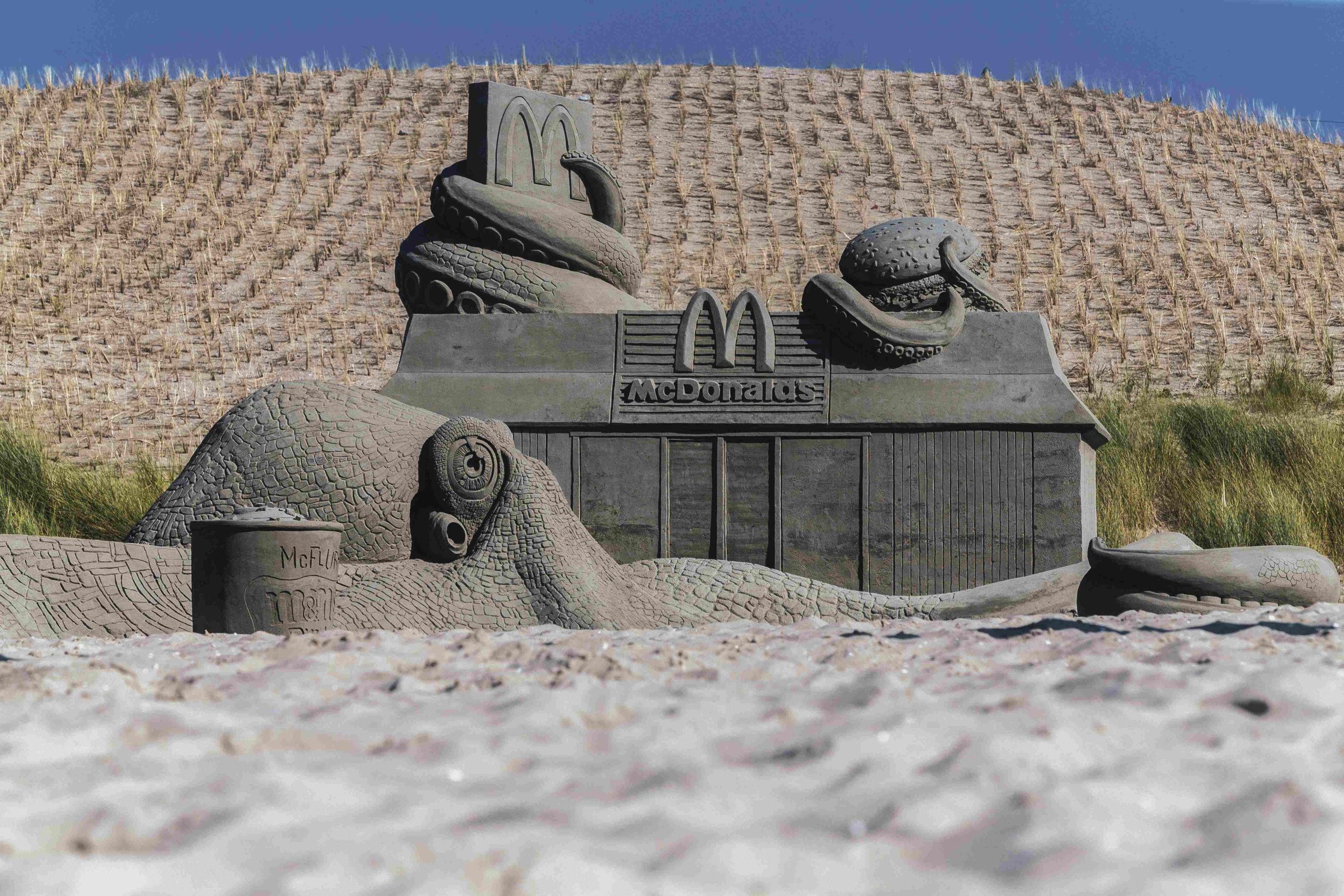 McDonald's van zand verrijst op strand Kijkduin